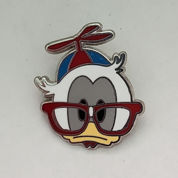 Disney Pin Trading Nerds Rock Donald Duck With Glasses Collection Pin - Picture 1 of 3